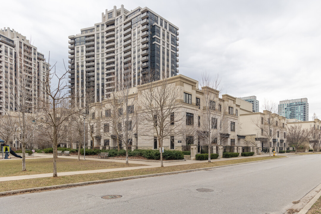 7 Oakburn Cres in Toronto, ON - Building Photo