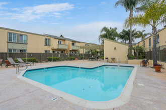 5252 Balboa Arms Dr in San Diego, CA - Building Photo - Building Photo