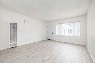 Emerald Villas in Torrance, CA - Foto de edificio - Interior Photo