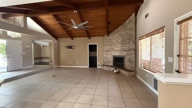 9404 High Oak Dr in Bakersfield, CA - Foto de edificio - Building Photo