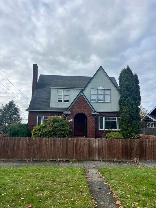 2232 Rainier Ave in Everett, WA - Building Photo