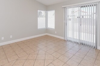 5004 Crystal Breeze Ln, Unit 5 in North Las Vegas, NV - Building Photo - Building Photo