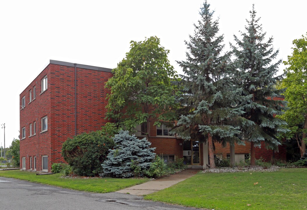 184 Linwell Rd in St Catharines, ON - Building Photo