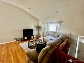 119 Cindy Ct in Middlesex, NJ - Building Photo