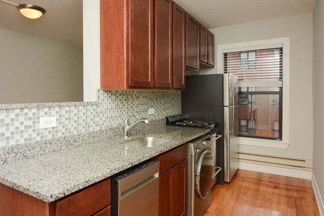 2915 N Mildred Ave, Unit J03W in Chicago, IL - Building Photo - Building Photo