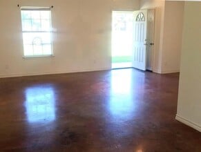 90 County Rd 2269 in Cleveland, TX - Foto de edificio - Building Photo