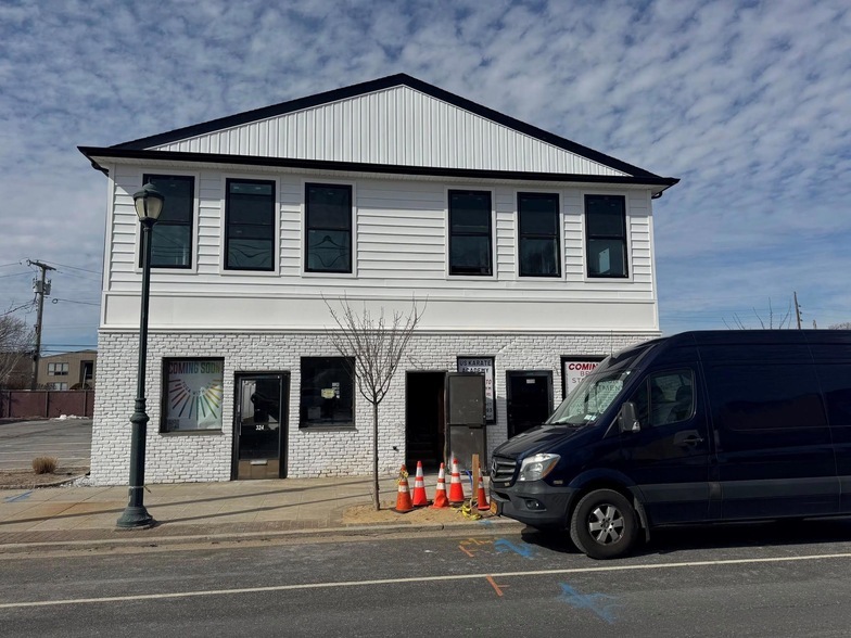 324 A Long Beach Rd in Island Park, NY - Building Photo