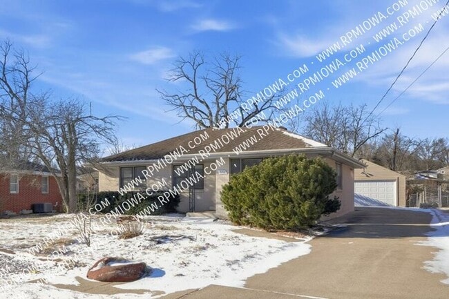 3212 Ashwood Dr in Urbandale, IA - Building Photo - Building Photo