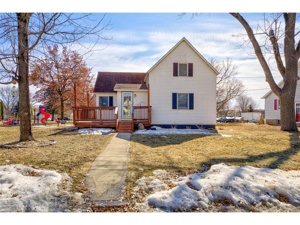 523 2nd St NE in Blooming Prairie, MN - Foto de edificio