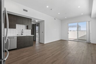 3355 Overland Ave, Unit 609 in Los Angeles, CA - Building Photo - Building Photo