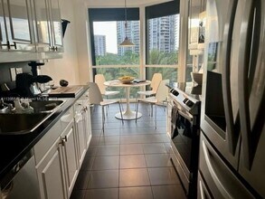21055 Yacht Club Dr, Unit 606 in Aventura, FL - Building Photo - Building Photo