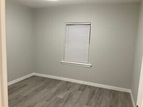 122 E 64th St in Los Angeles, CA - Building Photo - Building Photo