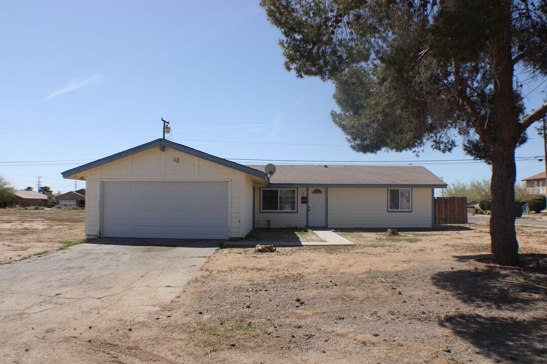8900 Fuchsia Ave in California City, CA - Building Photo