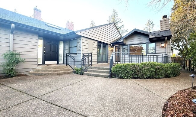 3919 SW Mt Adams Dr in Portland, OR - Building Photo - Building Photo