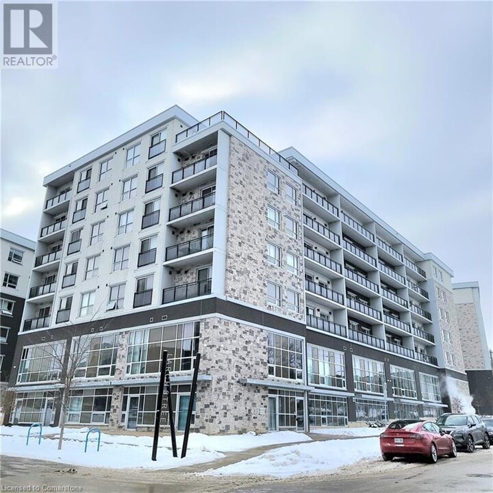 275 Larch St in Waterloo, ON - Building Photo