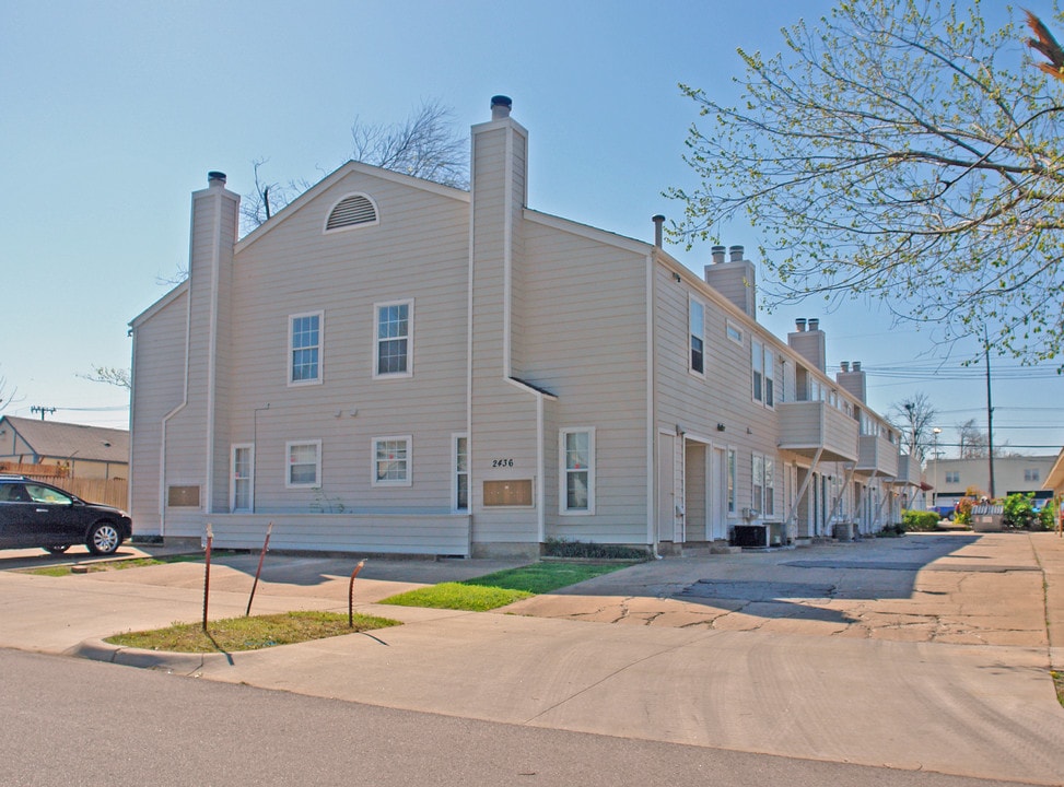 2436 E 10th St in Tulsa, OK - Foto de edificio