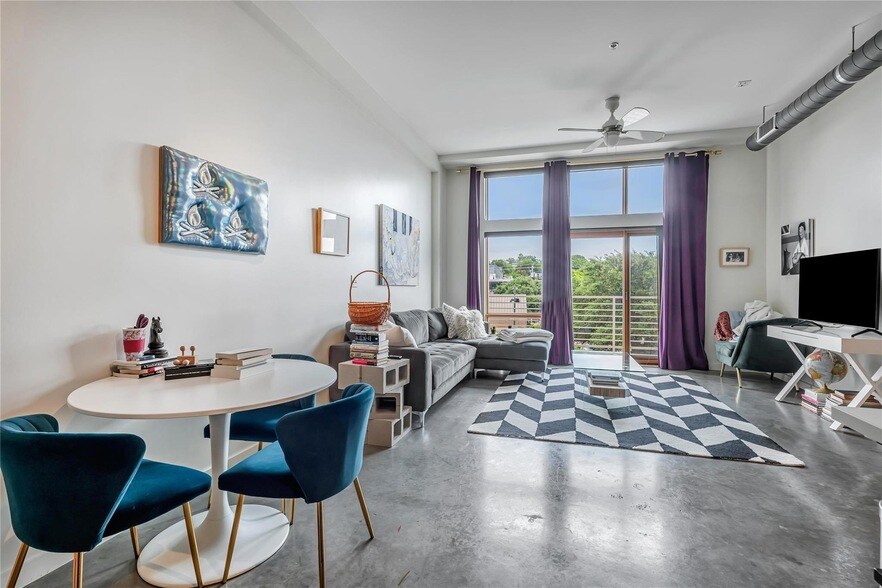 2124 E 6th St, Unit 305 in Austin, TX - Building Photo