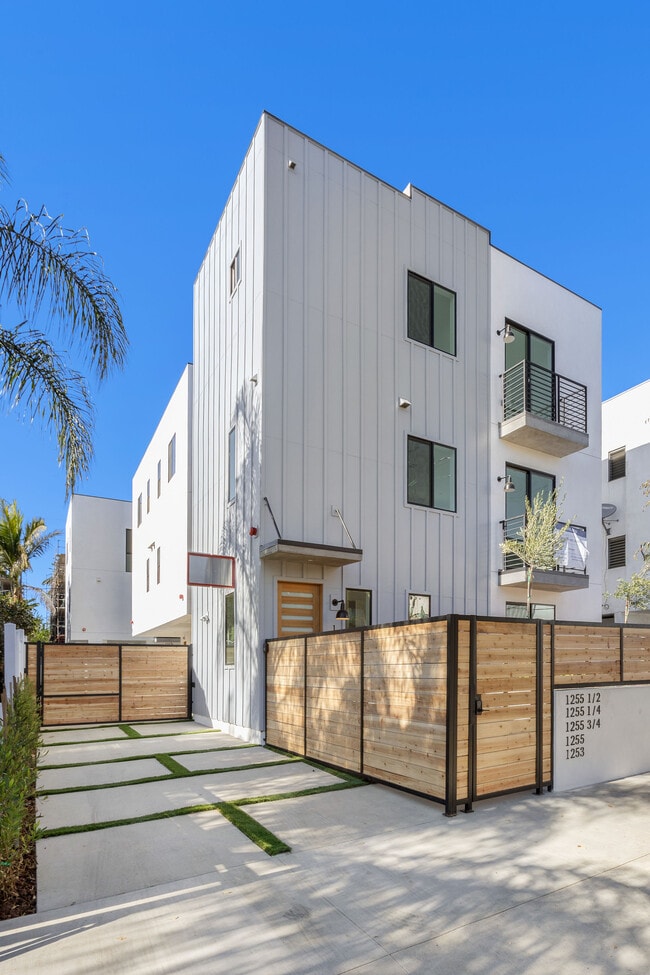 1253 N Gower St in Los Angeles, CA - Building Photo - Building Photo