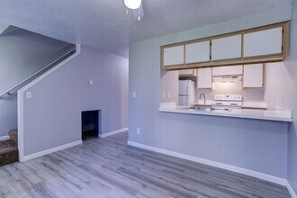 14310 E Burnside St in Portland, OR - Foto de edificio - Building Photo