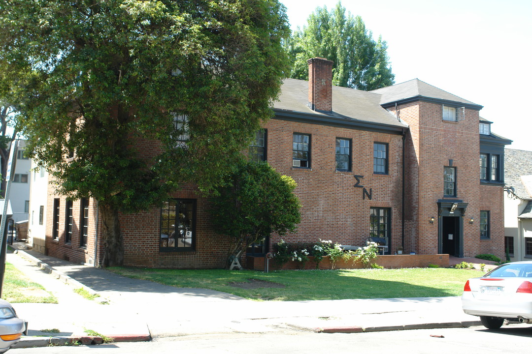 2710 Bancroft Way in Berkeley, CA - Foto de edificio