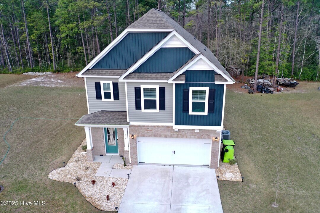 134 Salt Creek Ln in Newport, NC - Foto de edificio