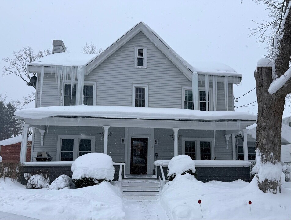 31 Paine St, Unit Lower left in East Aurora, NY - Foto de edificio