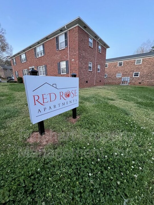 409 Plantation Rd in Lancaster, SC - Foto de edificio