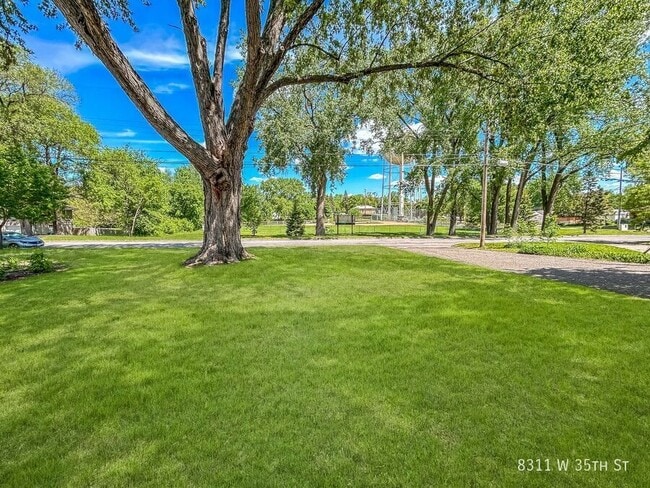 8311 W 35th St in Minneapolis, MN - Building Photo - Building Photo