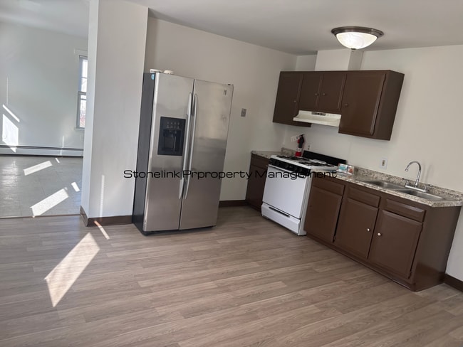 220 Cross St in Central Falls, RI - Building Photo - Building Photo