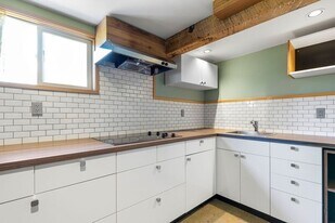 1617 NE Couch St in Portland, OR - Building Photo