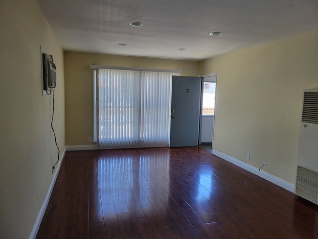 7357 Woodman Ave in Van Nuys, CA - Building Photo - Building Photo