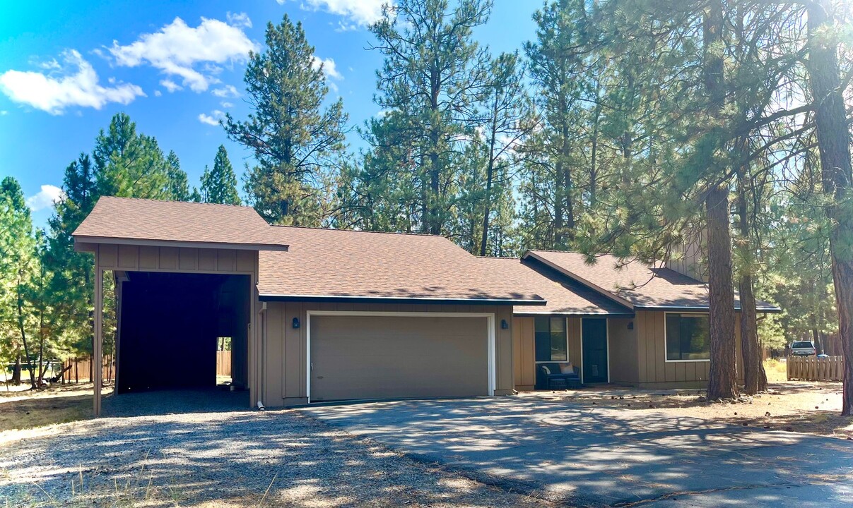 69231 Lariat in Sisters, OR - Building Photo