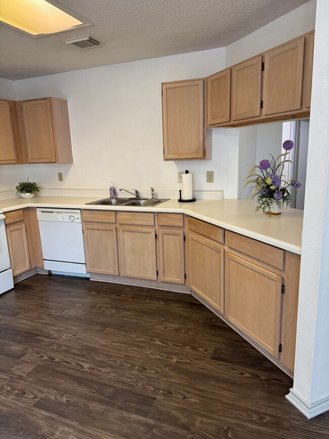 4911 Silent Lk in San Antonio, TX - Building Photo - Building Photo