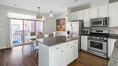 720 W Evergreen Ave, Unit 720 in Chicago, IL - Building Photo - Building Photo