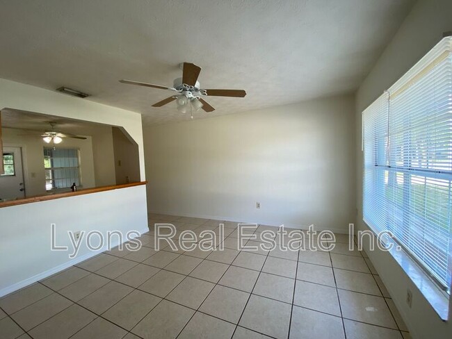 18493 Iris Rd in Ft. Myers, FL - Building Photo - Building Photo