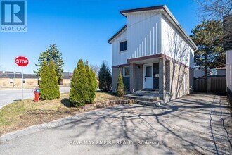 18 Hasting Sq in Brampton, ON - Building Photo - Building Photo