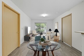 Alderwood Court Senior Affordable Apartments in Lynnwood, WA - Foto de edificio - Building Photo