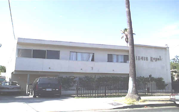 Royal Apartments in Van Nuys, CA - Foto de edificio - Building Photo