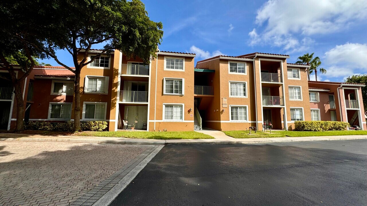 7808 Sonoma Springs Cir-Unit -105 in Greenacres, FL - Building Photo