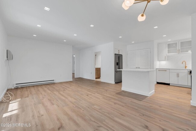 42 Lexington Ct in Red Bank, NJ - Foto de edificio - Building Photo