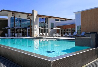Icon 9700 Apartments in Sandy, UT - Foto de edificio - Building Photo