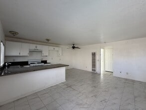 38521 10th Pl E in Palmdale, CA - Building Photo - Building Photo