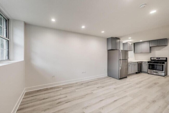 property at 1437 W Oakdale Ave