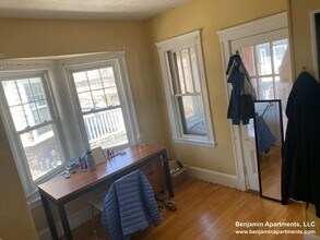 20 Benton Rd, Unit 2 in Medford, MA - Foto de edificio - Building Photo