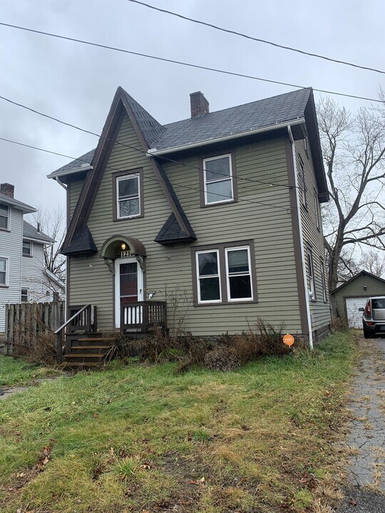 1216 Hollywood St NE in Warren, OH - Building Photo