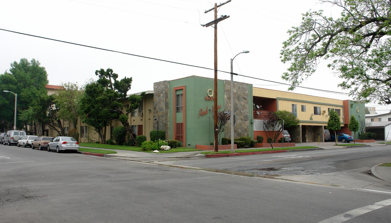 14695 Chase St in Panorama City, CA - Foto de edificio