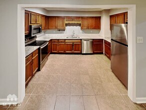 6827 Starkenburg Ln in Memphis, TN - Foto de edificio - Building Photo