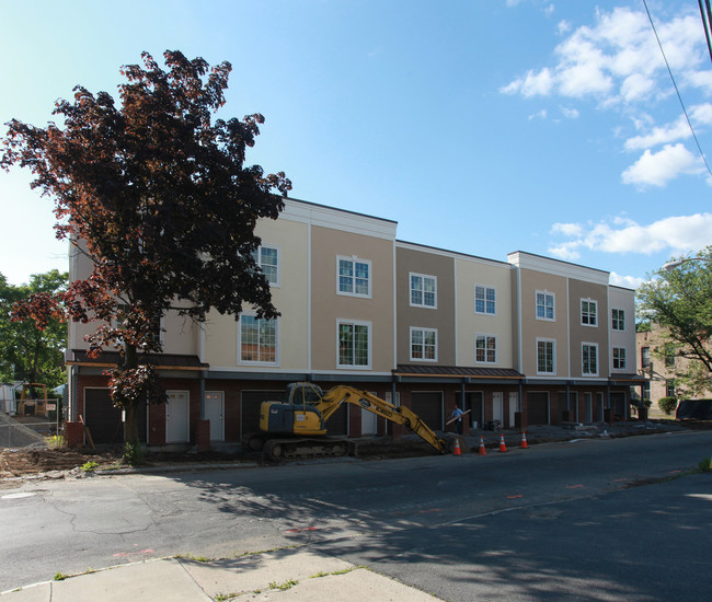 The Townhomes at Union Square in Schenectady, NY - Building Photo - Building Photo