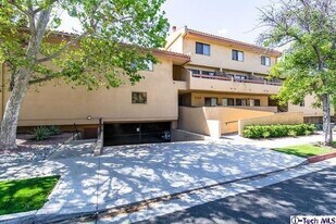 350 Burchett St, Unit Beatuifultownhouse in Glendale, CA - Building Photo