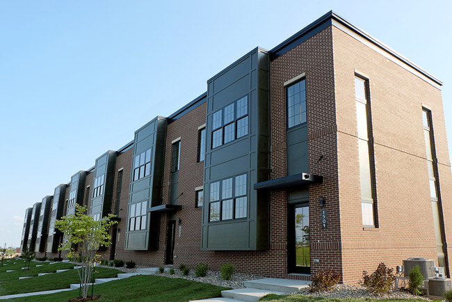 The District Brownstones in Ankeny, IA - Foto de edificio - Building Photo